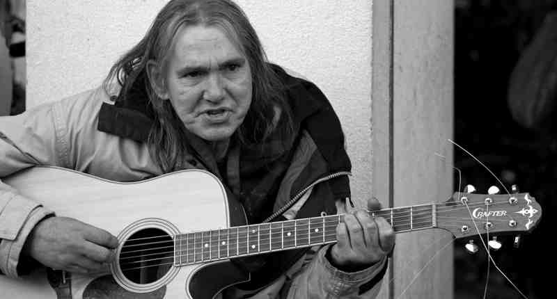 Boek ter ere van overleden straatmuzikant Chuck Deely