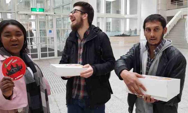 Gemeente den Haag, afdeling jeugdbeleid verrast met taart en Verbetersticker