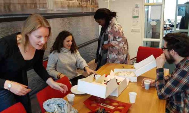 Gemeente den Haag, afdeling jeugdbeleid verrast met taart en Verbetersticker