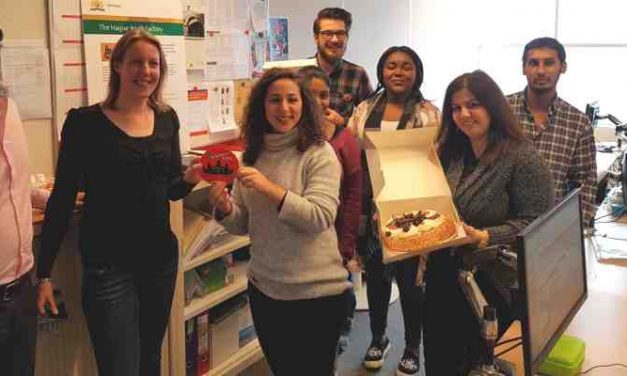 Gemeente den Haag, afdeling jeugdbeleid verrast met taart en Verbetersticker