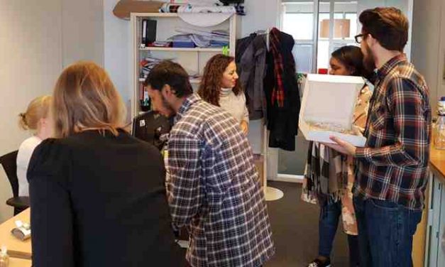 Gemeente den Haag, afdeling jeugdbeleid verrast met taart en Verbetersticker