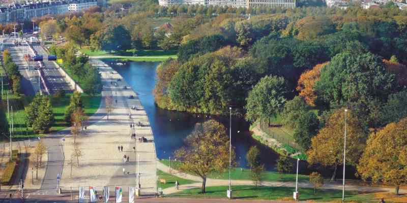 Onbekende donateur hangt winterkleding aan bomen op de Koekamp
