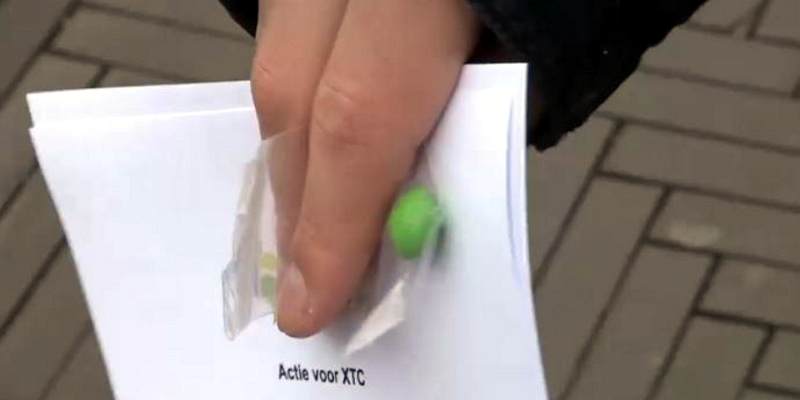 Jonge Democraten delen ‘xtc-pillen’ uit in Den Haag