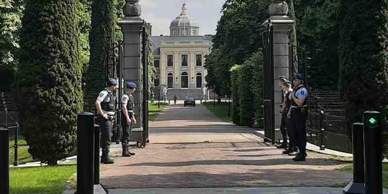 Poolse agenten verjagen zwervers bij paleis Willem-Alexander
