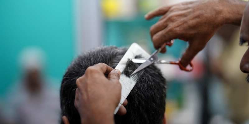 Tof! Sjoerd de Straatbarbier geeft daklozen een gratis knipbeurt