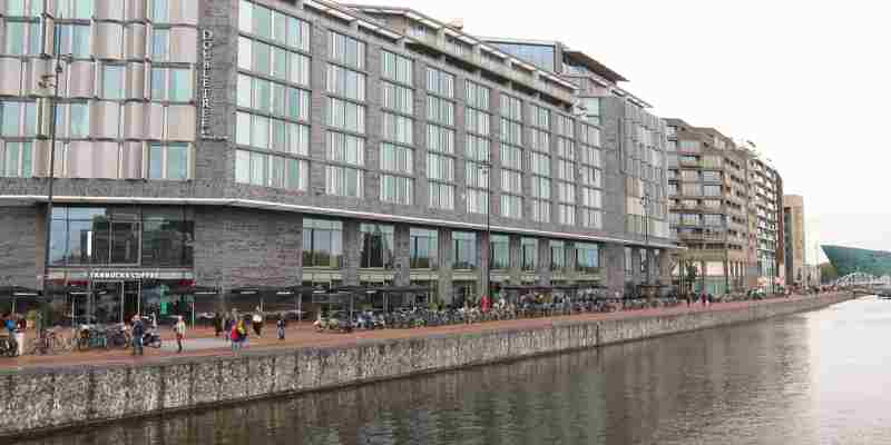 Gebrek aan opvang, dus slapen ze onder de loopbrug
