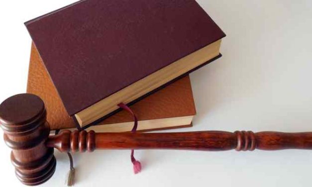 Rechter drukt voor het eerst noodknop schulden in