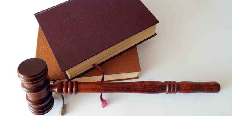 Rechter drukt voor het eerst noodknop schulden in