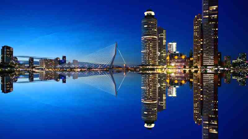 Wat een postbode ziet van de wederafbraak van Rotterdam