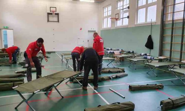 Daklozen op veldbedje in de gymzaal: ‘het is dit of buiten slapen’