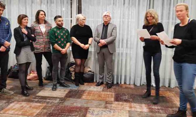 Petitie ‘Laat daklozen niet in de kou liggen’ aangeboden aan raadsleden en wethouder Bert van Alphen