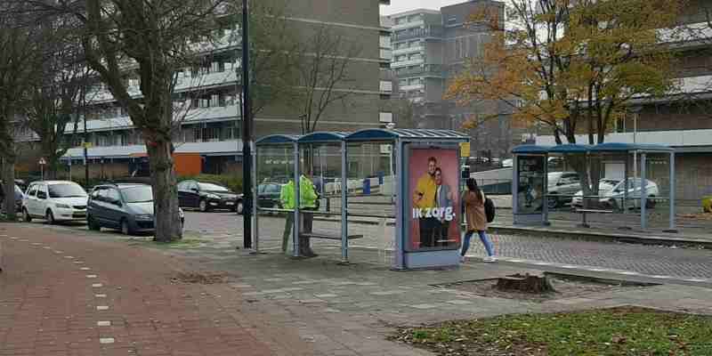 Keurige mevrouw, mooi opgemaakt… en ze slaapt in een bushokje in Nijmegen