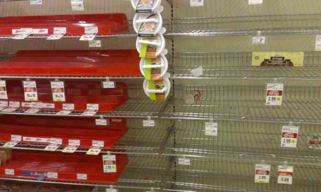 AT5: Noodoproep Voedselbank: ‘Tekort aan voedsel door hamsterwoede’