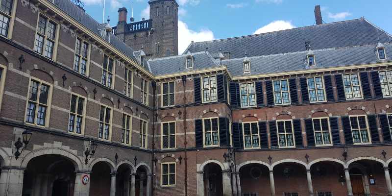 Krachtmeting tussen Ollongren en senaat over huurverhogingen