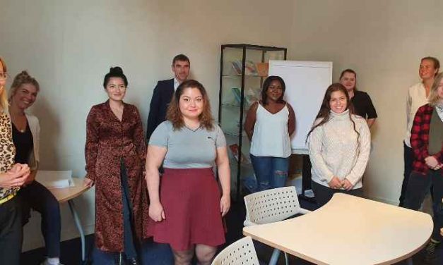 Staatssecretaris Blokhuis gaat het gesprek aan met jongeren