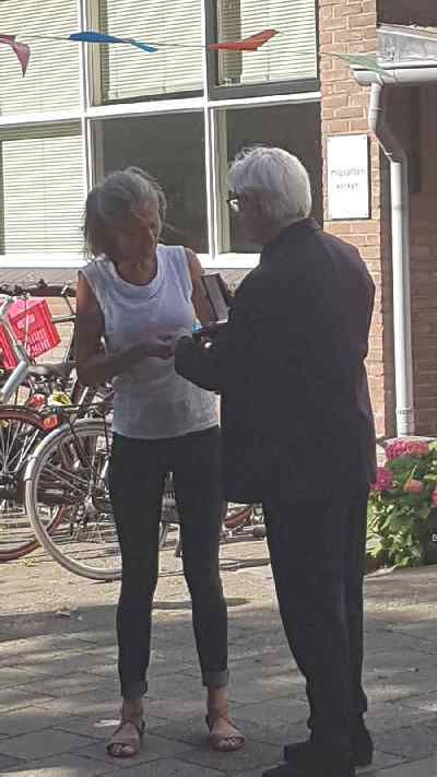 Directeur Elly Burgering beloond met stadsspeld