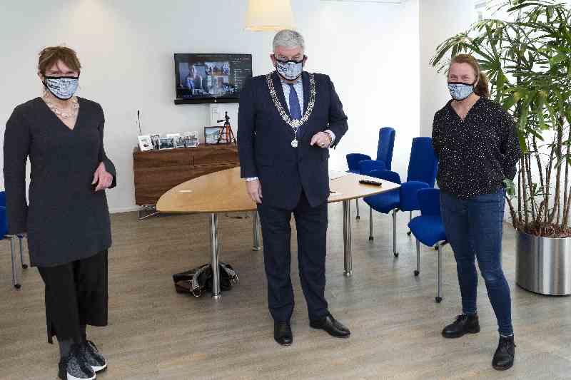 Burgemeester Jan van Zanen ambassadeur van Straatnieuws Den Haag/Rotterdam