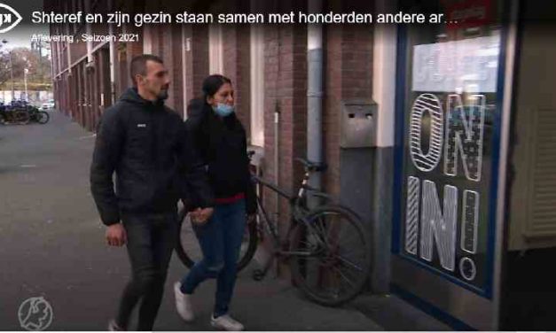 Shteref en zijn gezin staan samen met honderden andere arbeidsmigranten na de lockdown weer op straat