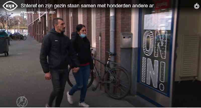 Shteref en zijn gezin staan samen met honderden andere arbeidsmigranten na de lockdown weer op straat