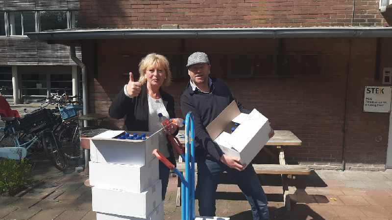 Straat Consulaat deelt water uit aan daklozen