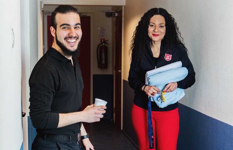 Afdelingsmanager maatschappelijke opvang Jenny en deelnemer Abdul zijn dikke mik