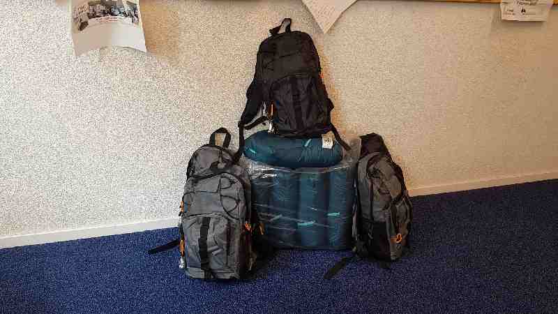 Slaapzakken en rugzakken voor jongeren gedoneerd door JIP Haaglanden