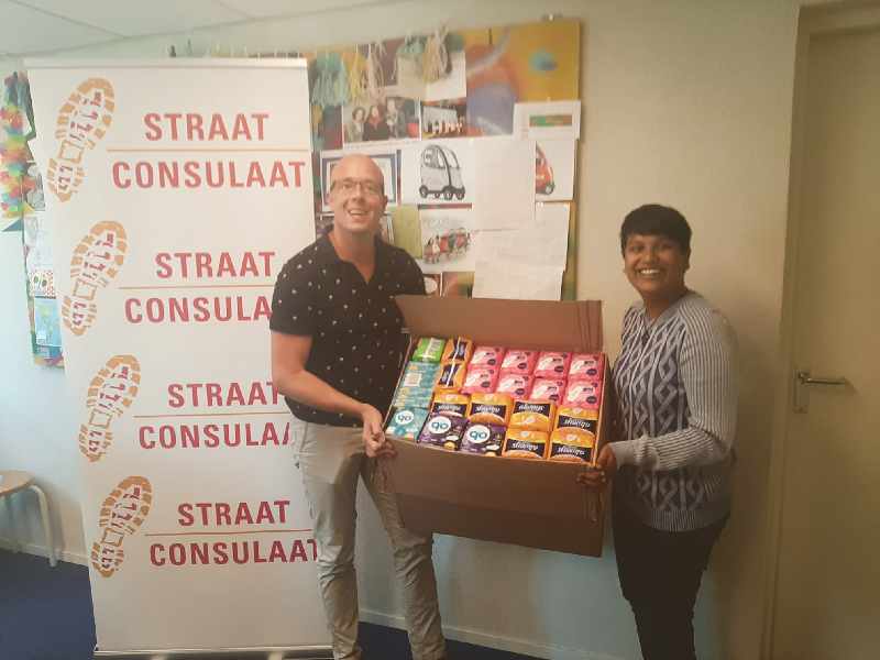 Het Straat Consulaat heeft een gratis pakket met menstruatieproducten ontvangen van het Armoedefonds