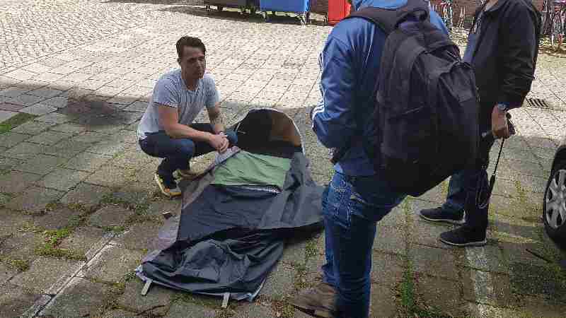 Stichting Sheltersuits overhandigd 50 shelterbags aan het Straat Consulaat voor daklozen in Den Haag