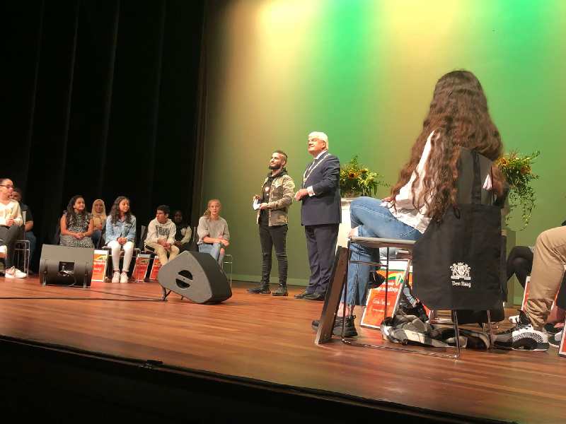 Achterbanner Abdul ontvangt het Haagse Jeugdlintje