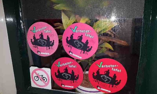 JIT Foyer, Next en Base ontvangen de Verbetersticker