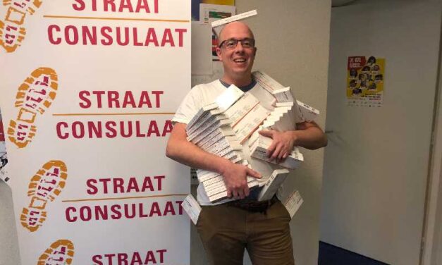 300 corona zelftesten gedoneerd door Leger des Heils aan het Straat Consulaat