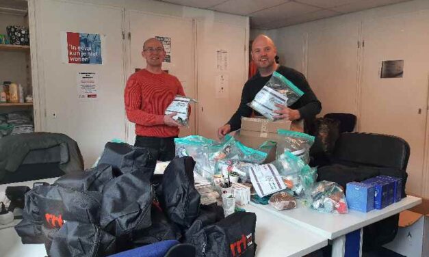 RRT (RapidReliefTeam) doneert foodboxen en hygiënesets aan het Straat Consulaat