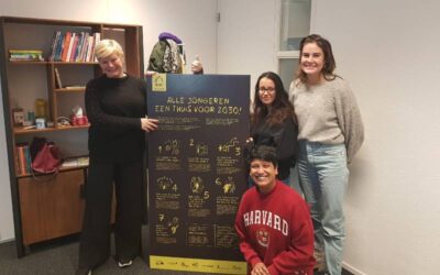 Achterban jongeren bieden manifest aan Mariëlle Vavier, wethouder Maatschappelijke Opvang aan