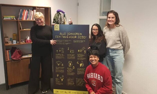 Achterban jongeren bieden manifest aan Mariëlle Vavier, wethouder Maatschappelijke Opvang aan