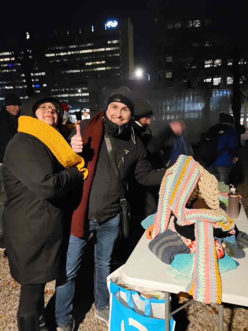 sjaals uitdelen op koekamp