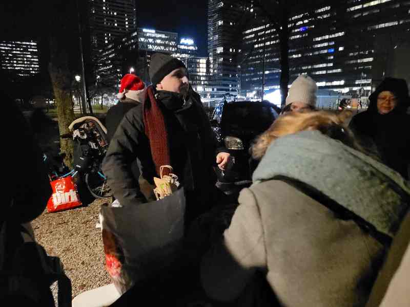 Gehaakte sjaals uitdelen aan dakloze en thuisloze mensen