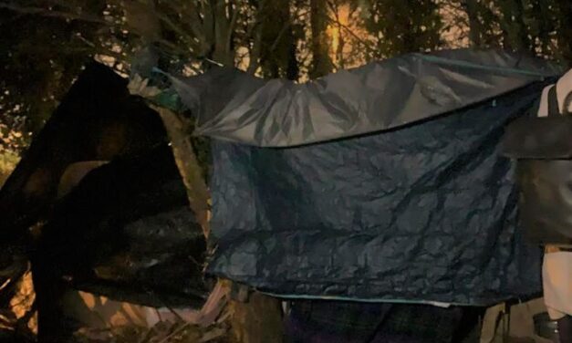 Het team ‘dakloosheid’ van het Ministerie van Volksgezondheid, Welzijn en Sport  krijgt rauwe en realistische tour van het Straat Consulaat