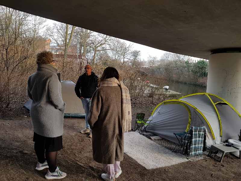 Ondanks vrieskou blijven deze daklozen liever in hun tent dan dat ze naar opvang gaan