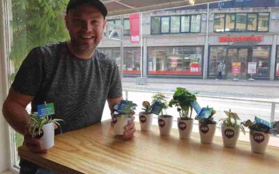 Jongeren informatie Punt brengt plantjes tijdens de lenteweek
