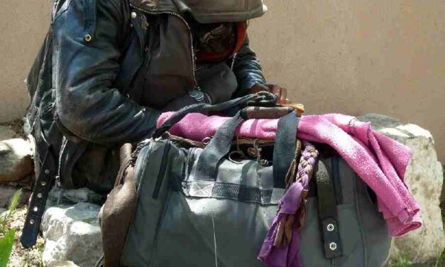 Er komt een dakloos persoon bij de dokter: wie schiet te hulp?