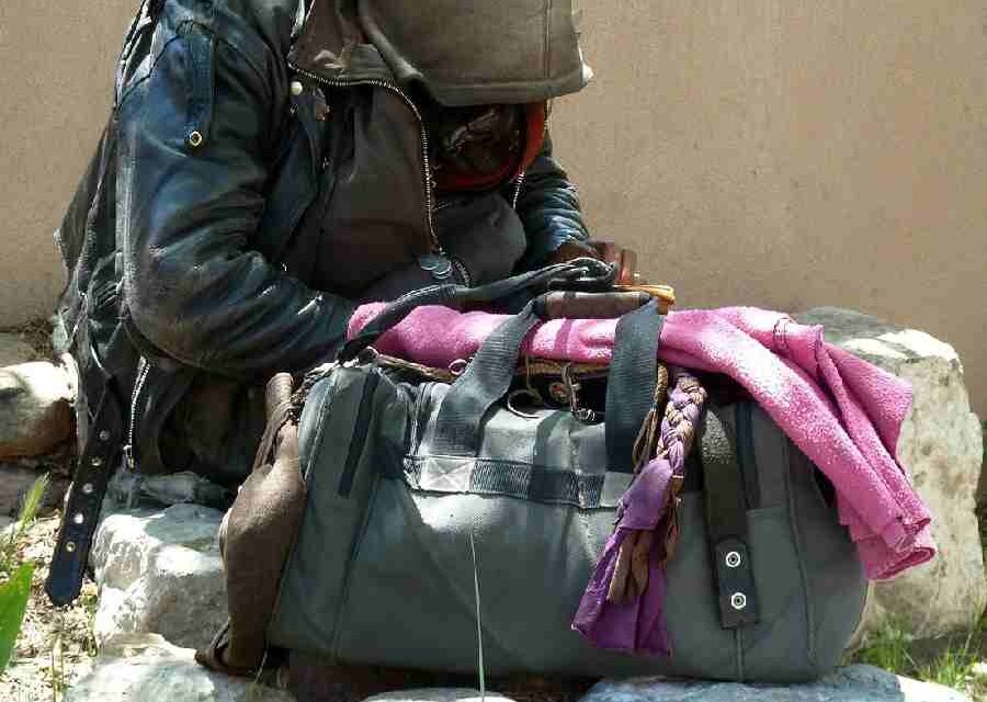 Er komt een dakloos persoon bij de dokter: wie schiet te hulp?