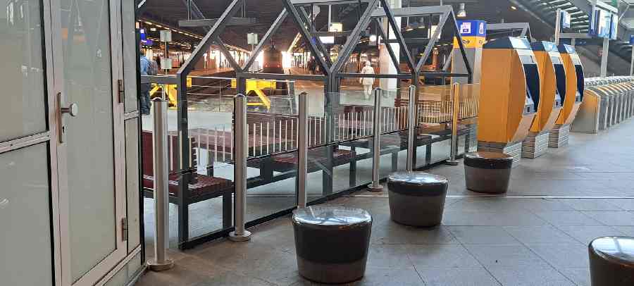 Bankjes terug op Den Haag Centraal: ‘Weghalen is pesten’