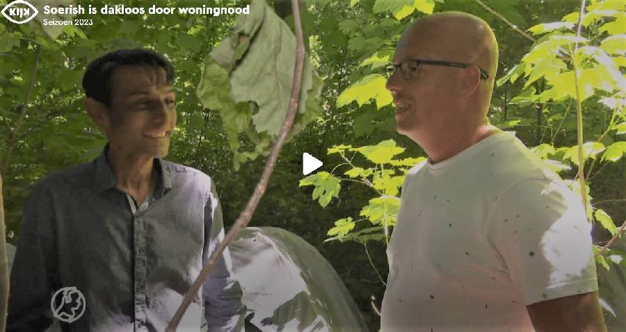 {Video} Overdag strak in pak, ’s nachts slapen in het bos: Soerish is dakloos door woningnood