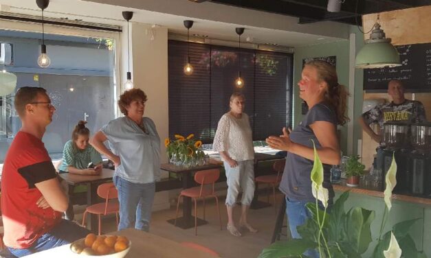 Warm Welkom: Lachend Leren bij het Straatbakkie