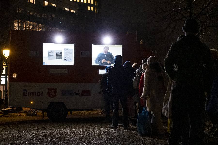 Meer dan Overleven: Een Jonge Moeder’s Strijd Tegen Armoede