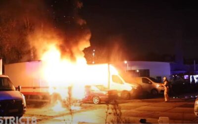 {Video} Dakloze man ziet zijn vrachtwagen vol inboedel in vlammen op gaan Mercuriusweg Den Haag