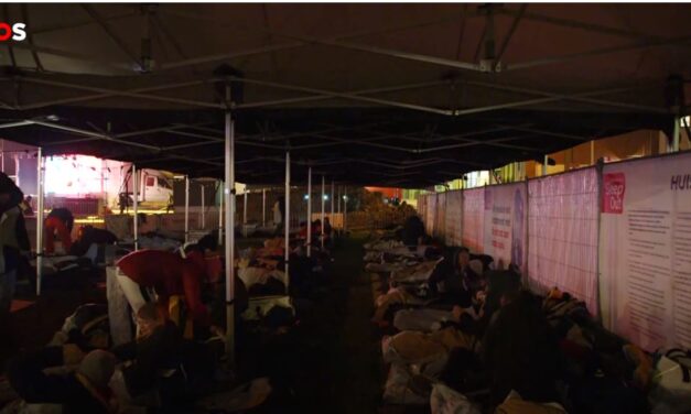 {Video} Mensen slapen buiten om daklozen te helpen