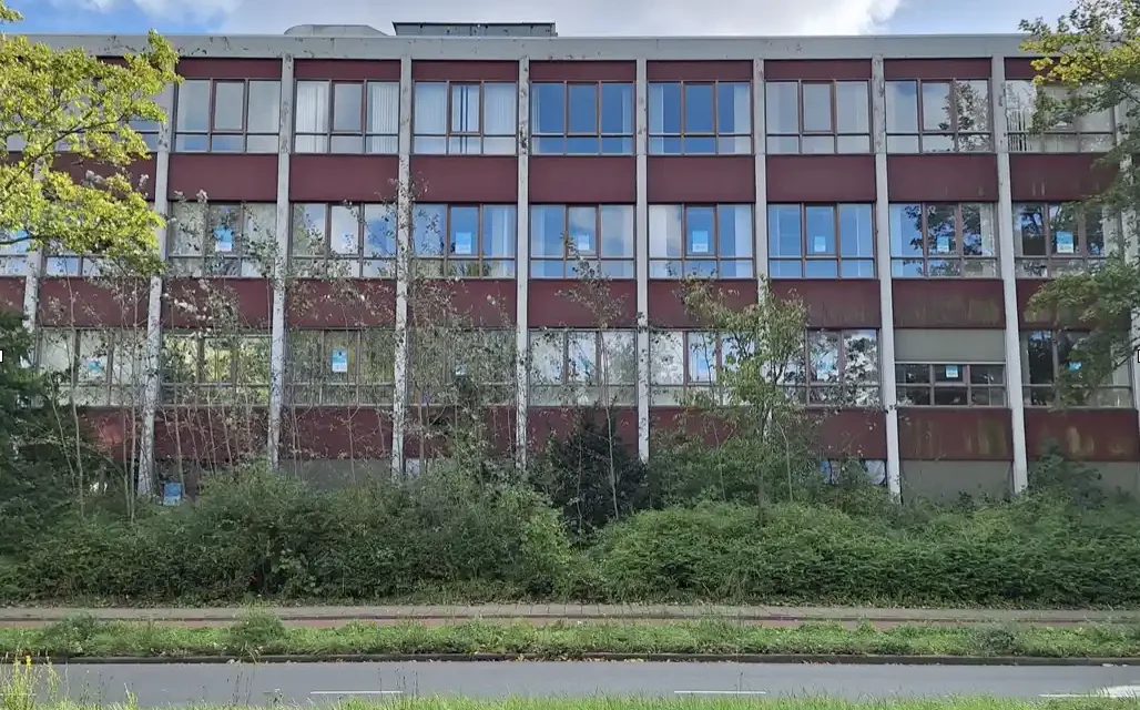 De verloren parel van Houtwijk: Het lege Azivo kantoor op Oude Haagweg