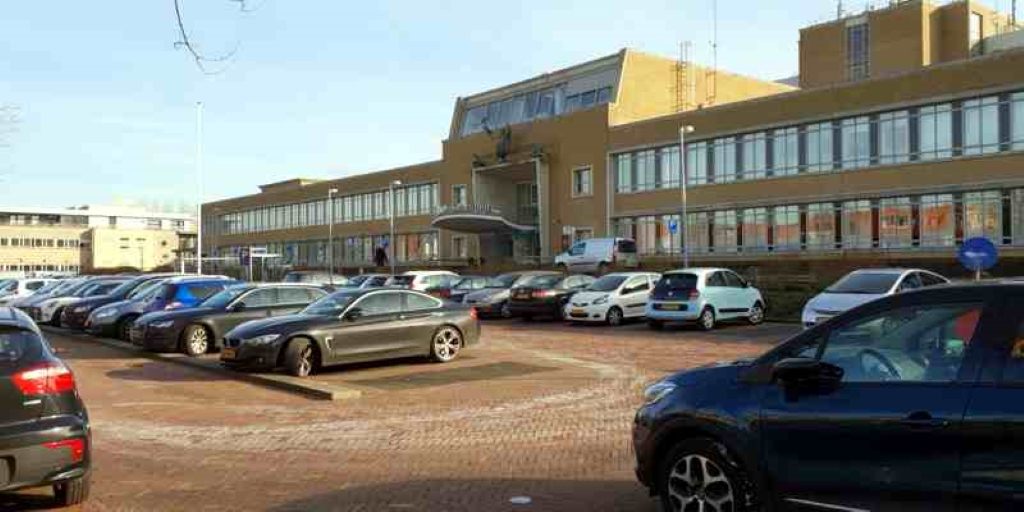 Nu nog lege gangen en kamers, straks een mega-opvang: binnenkijken in verlaten ziekenhuis