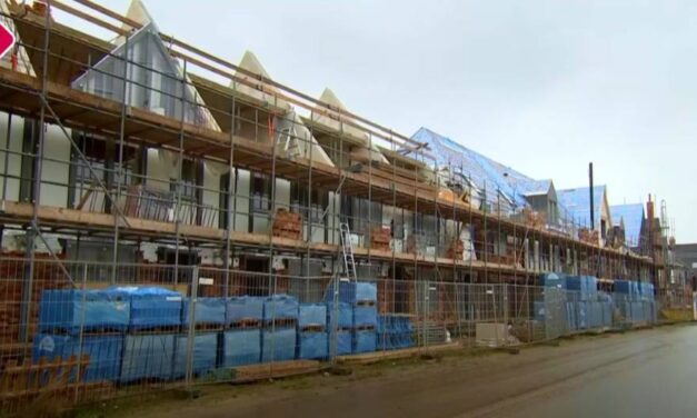 {Video} Waarom is het zó moeilijk om een huis te krijgen? | Explainer